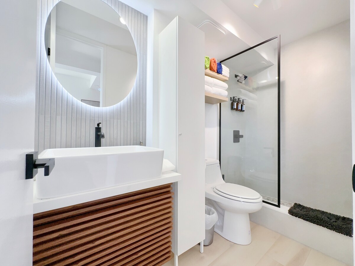 Top FL-Chic Upscale Studio w/2 Queens Near Beach