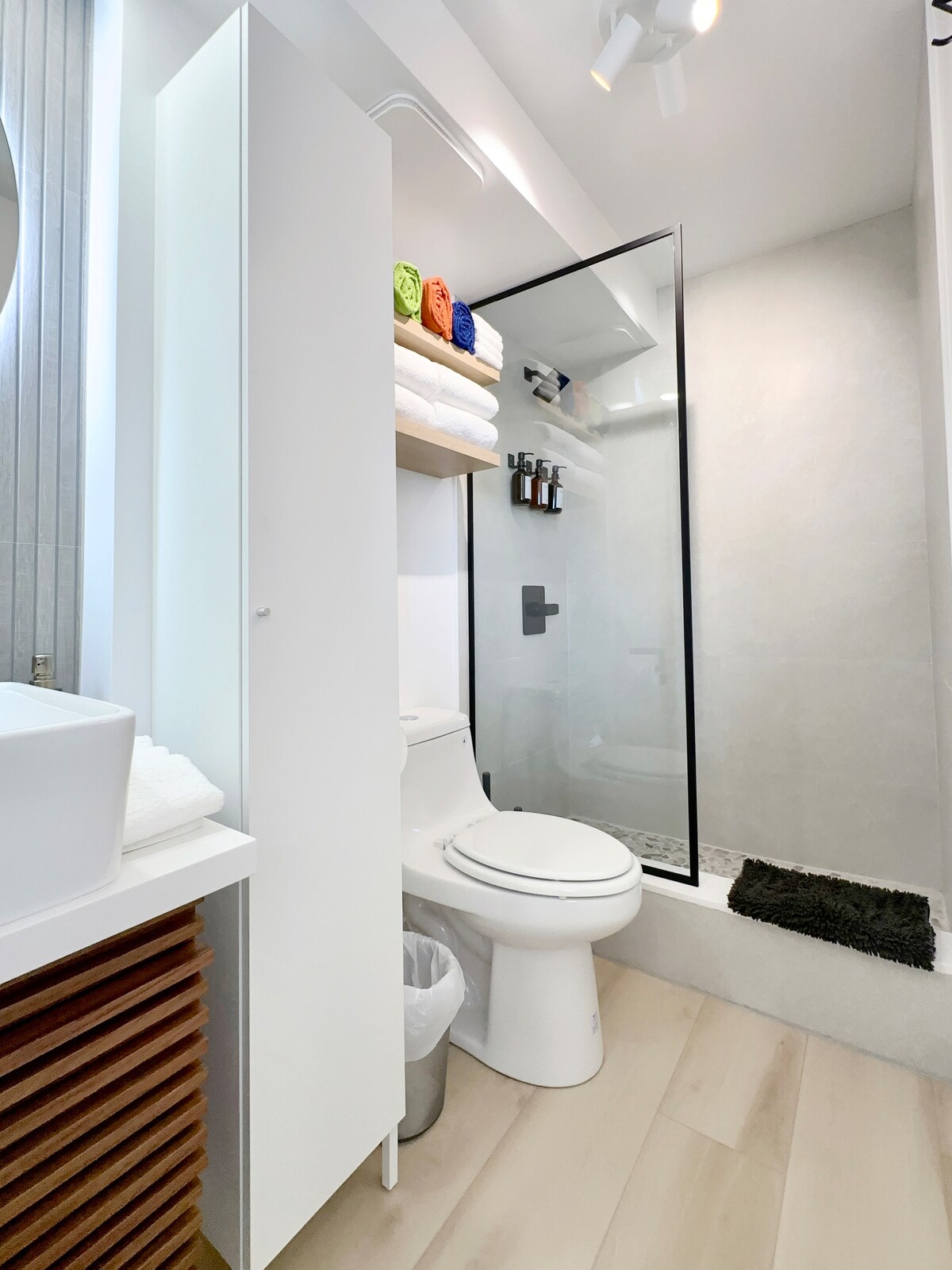 Top FL-Chic Upscale Studio w/2 Queens Near Beach