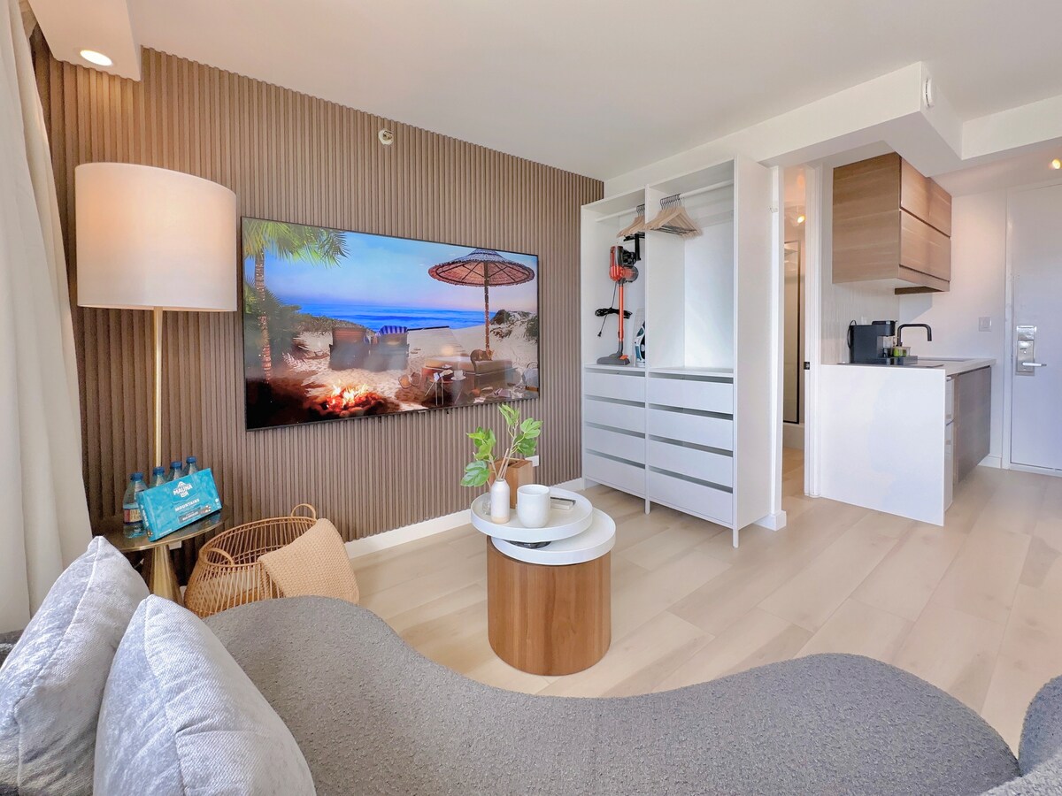 Top FL-Chic Upscale Studio w/2 Queens Near Beach