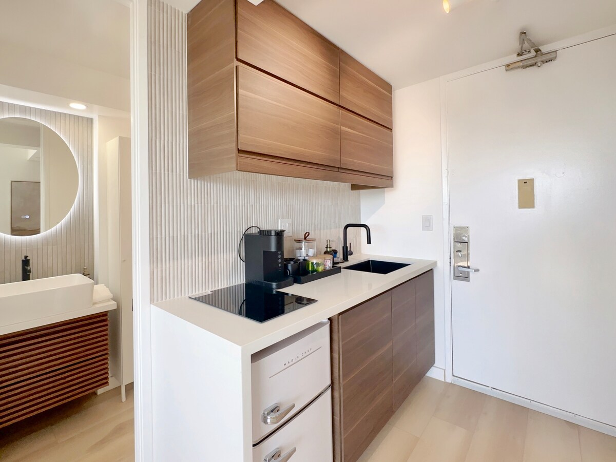 Top FL-Chic Upscale Studio w/2 Queens Near Beach