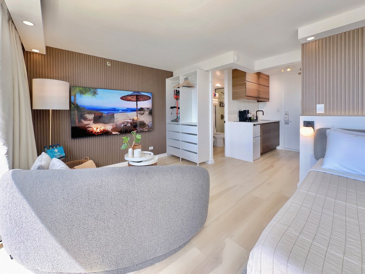Top FL-Chic Upscale Studio w/2 Queens Near Beach
