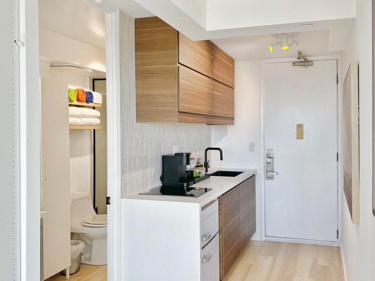 Top FL-Chic Upscale Studio w/2 Queens Near Beach