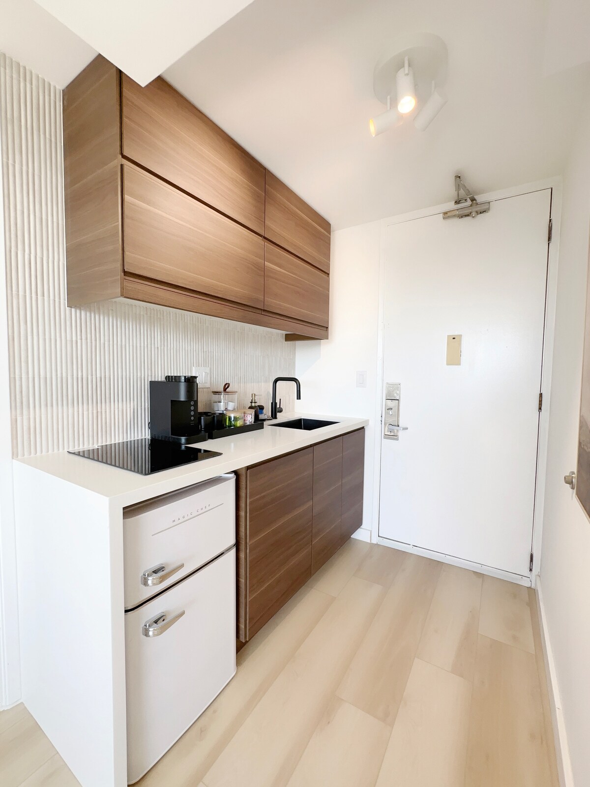 Top FL-Chic Upscale Studio w/2 Queens Near Beach