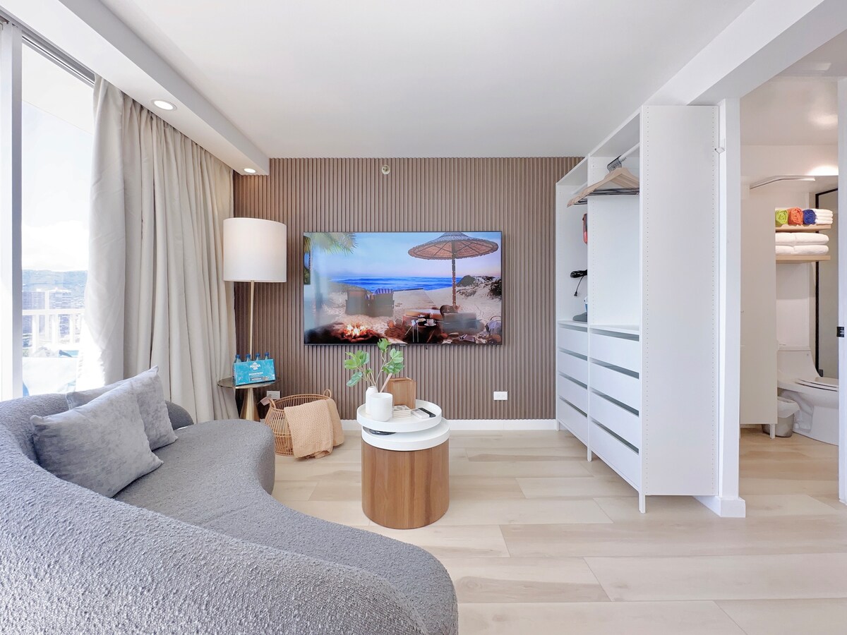 Top FL-Chic Upscale Studio w/2 Queens Near Beach