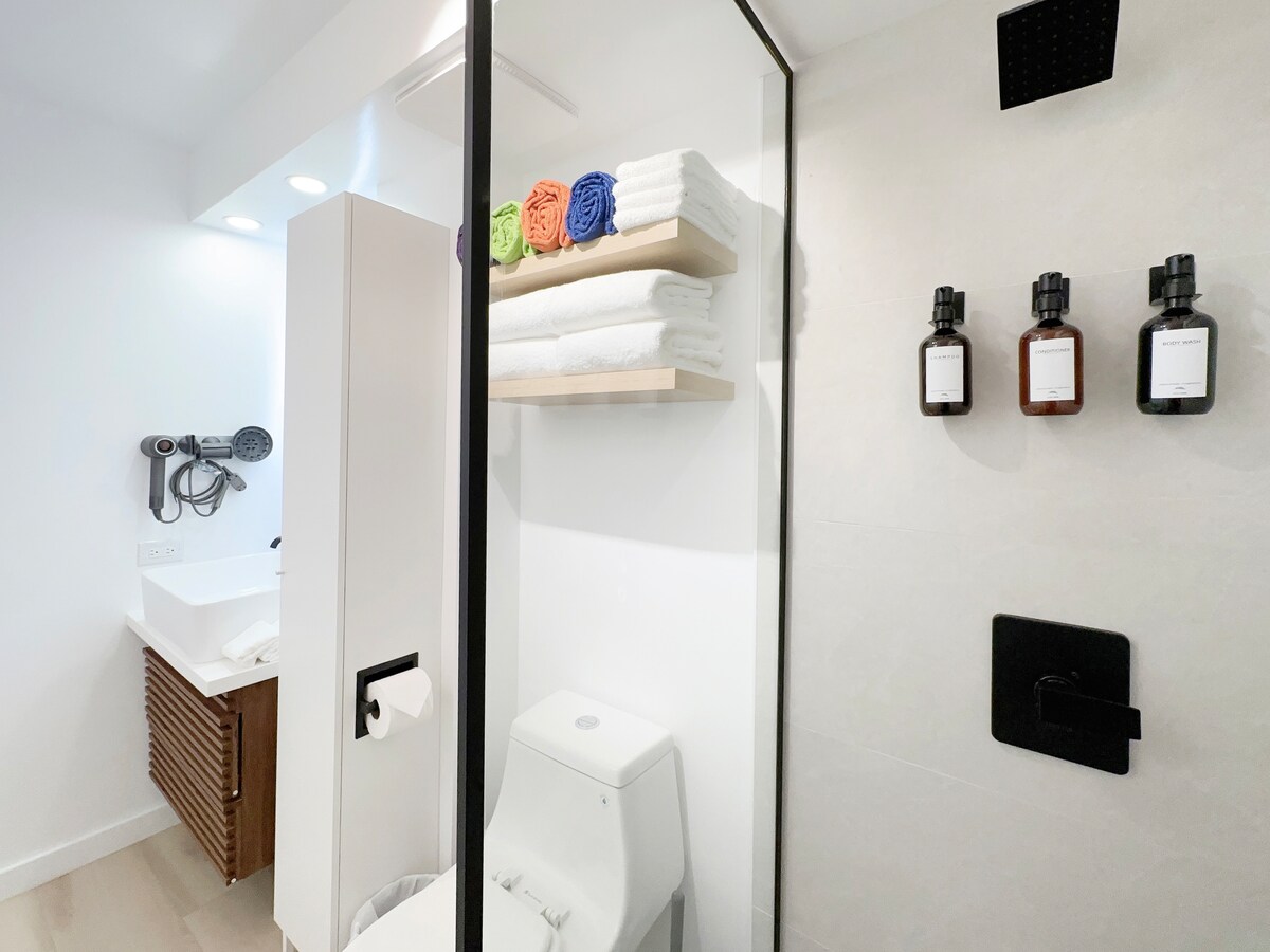 Top FL-Chic Upscale Studio w/2 Queens Near Beach