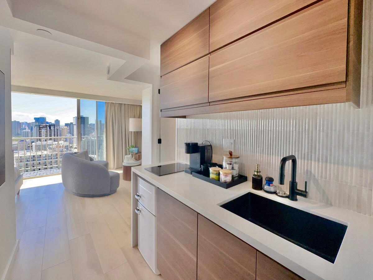 Top FL-Chic Upscale Studio w/2 Queens Near Beach