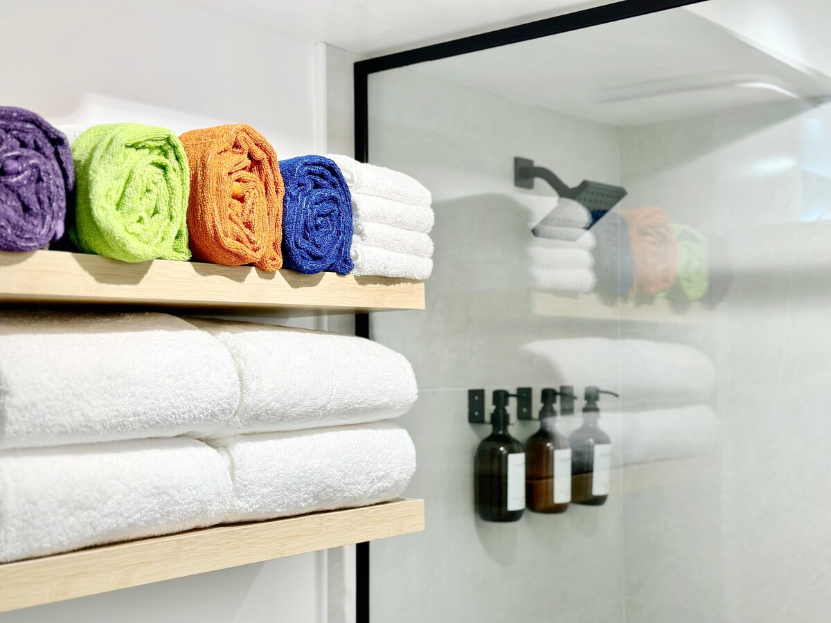 Top FL-Chic Upscale Studio w/2 Queens Near Beach