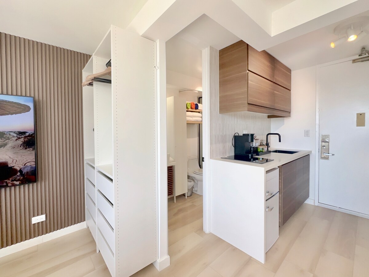 Top FL-Chic Upscale Studio w/2 Queens Near Beach