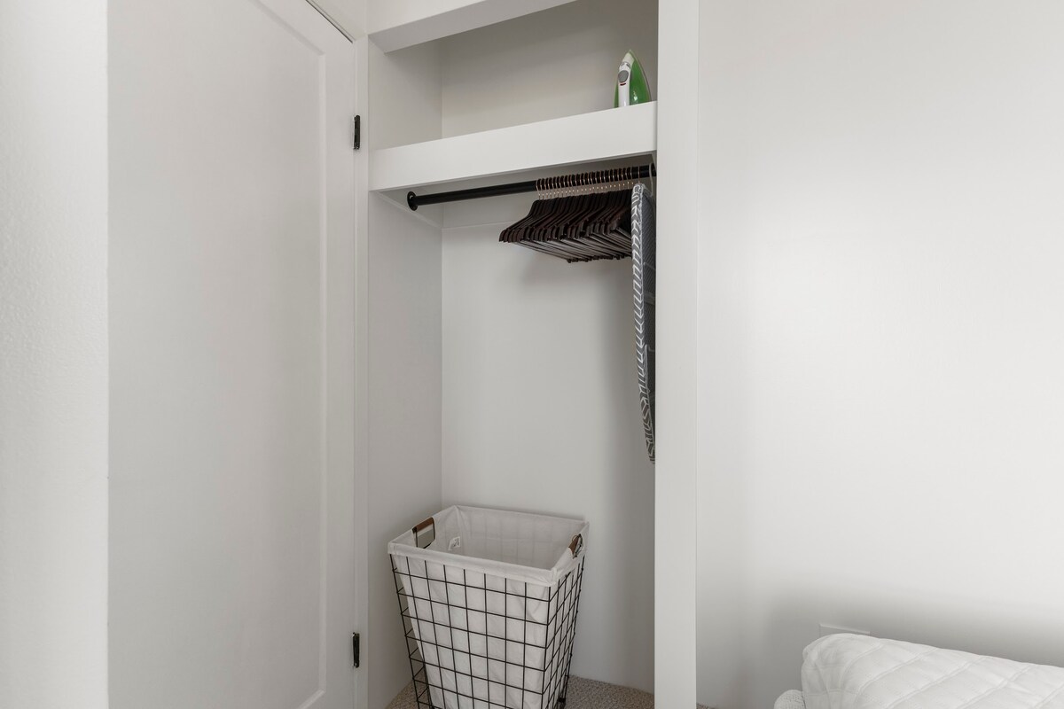 17F-Grand Diamond Head View-2BR-Waikiki w/Parking!