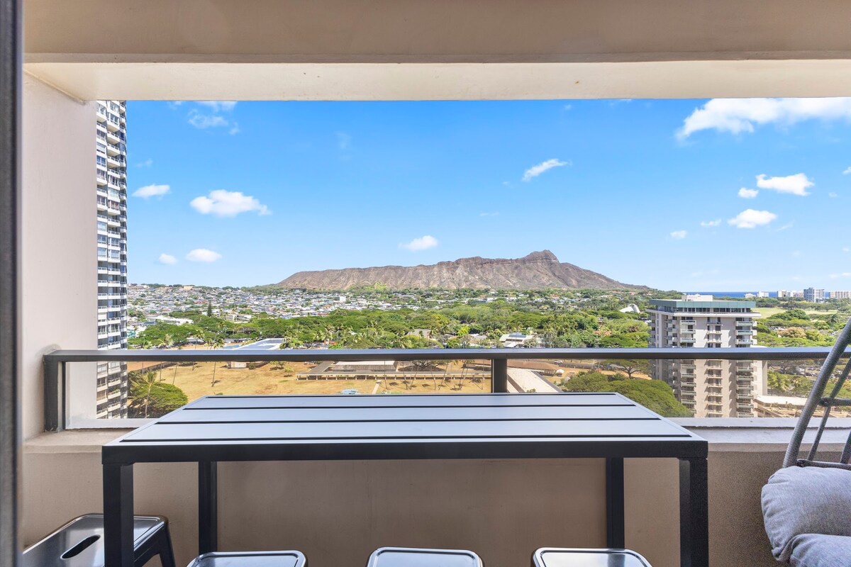 17F-Grand Diamond Head View-2BR-Waikiki w/Parking!