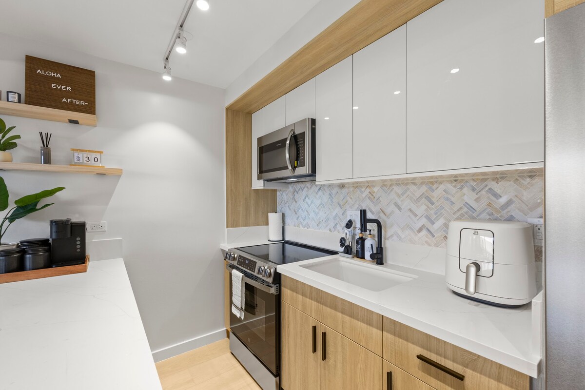 17F-Grand Diamond Head View-2BR-Waikiki w/Parking!