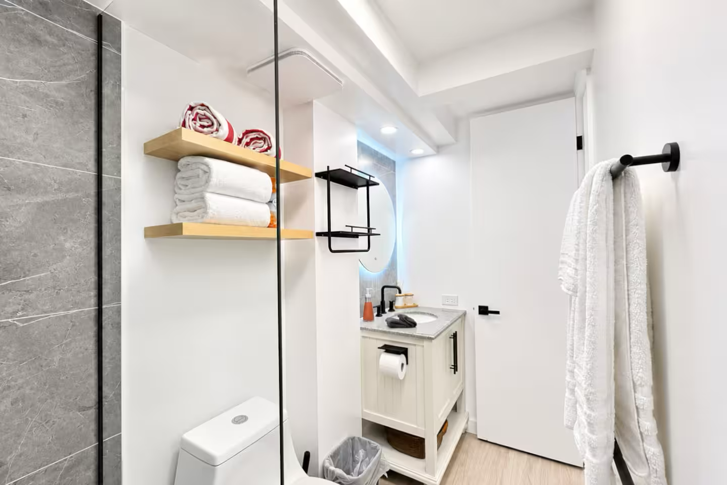 Walk to the beach!-Cozy Renovated Waikiki Studio~