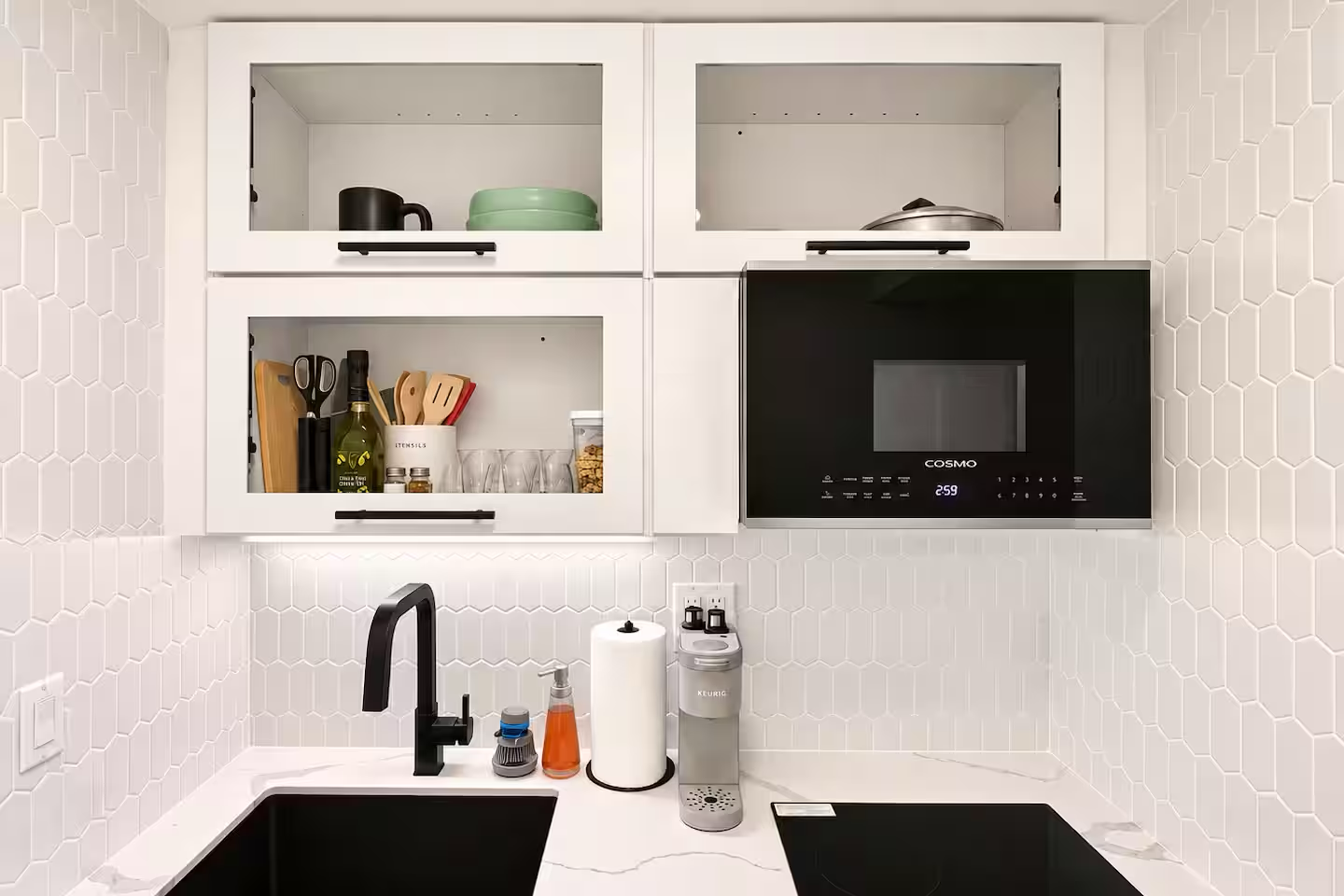 Walk to the beach!-Cozy Renovated Waikiki Studio~
