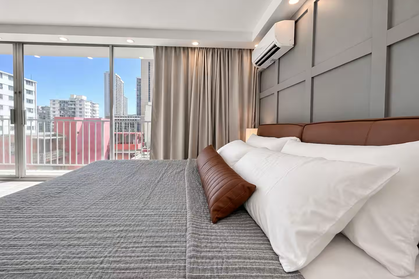 Walk to the beach!-Cozy Renovated Waikiki Studio~