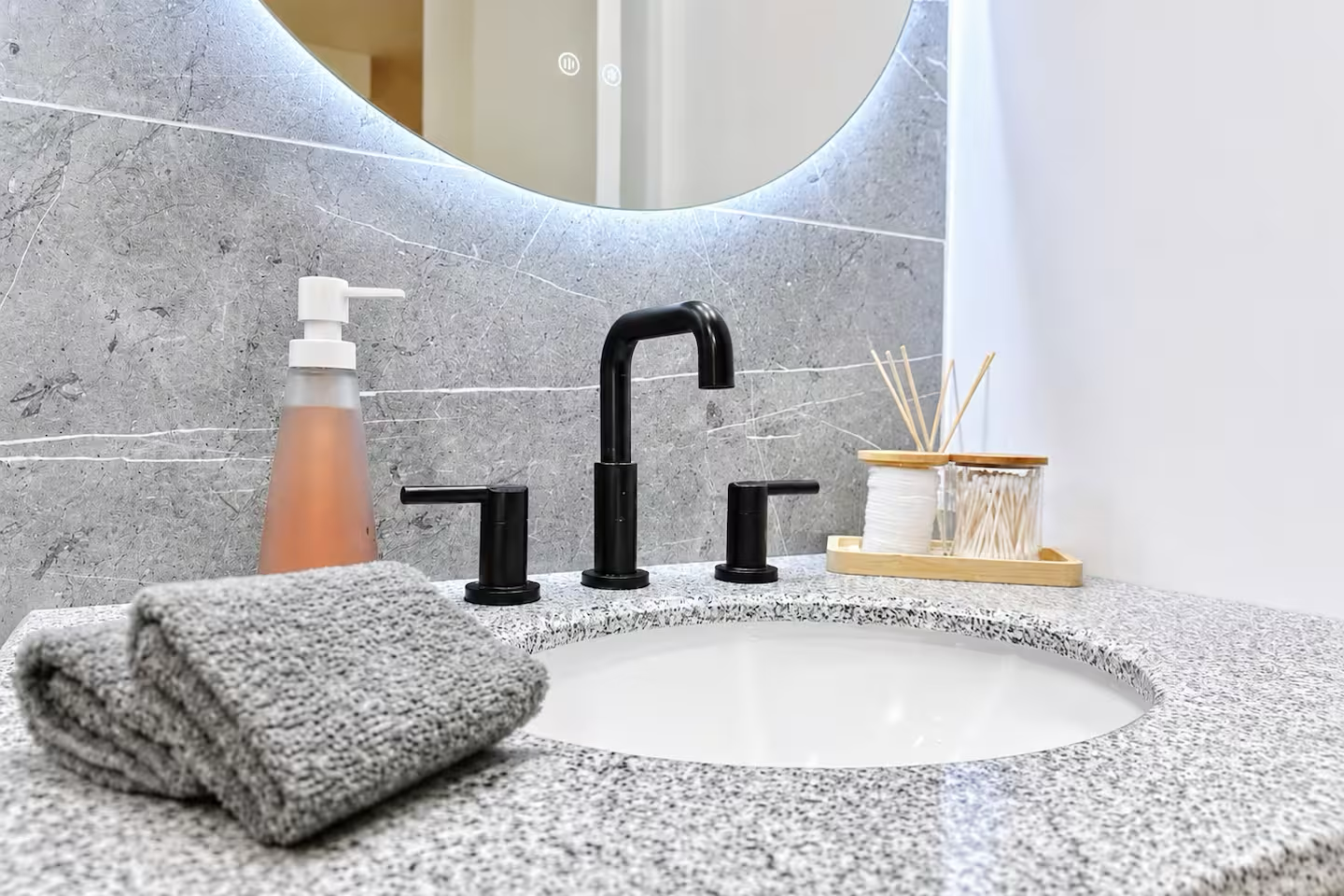 Walk to the beach!-Cozy Renovated Waikiki Studio~