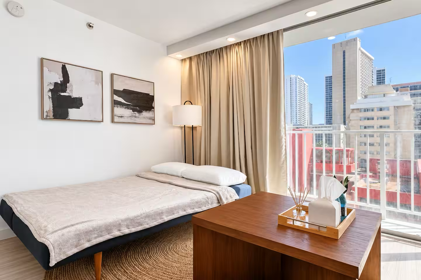 Walk to the beach!-Cozy Renovated Waikiki Studio~