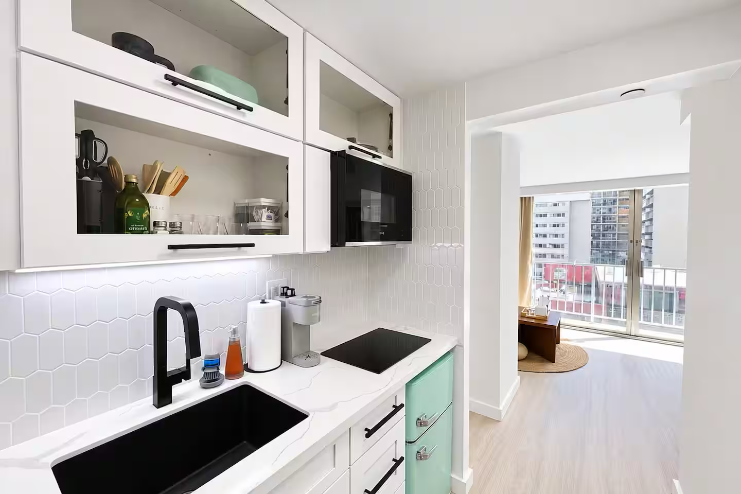 Walk to the beach!-Cozy Renovated Waikiki Studio~