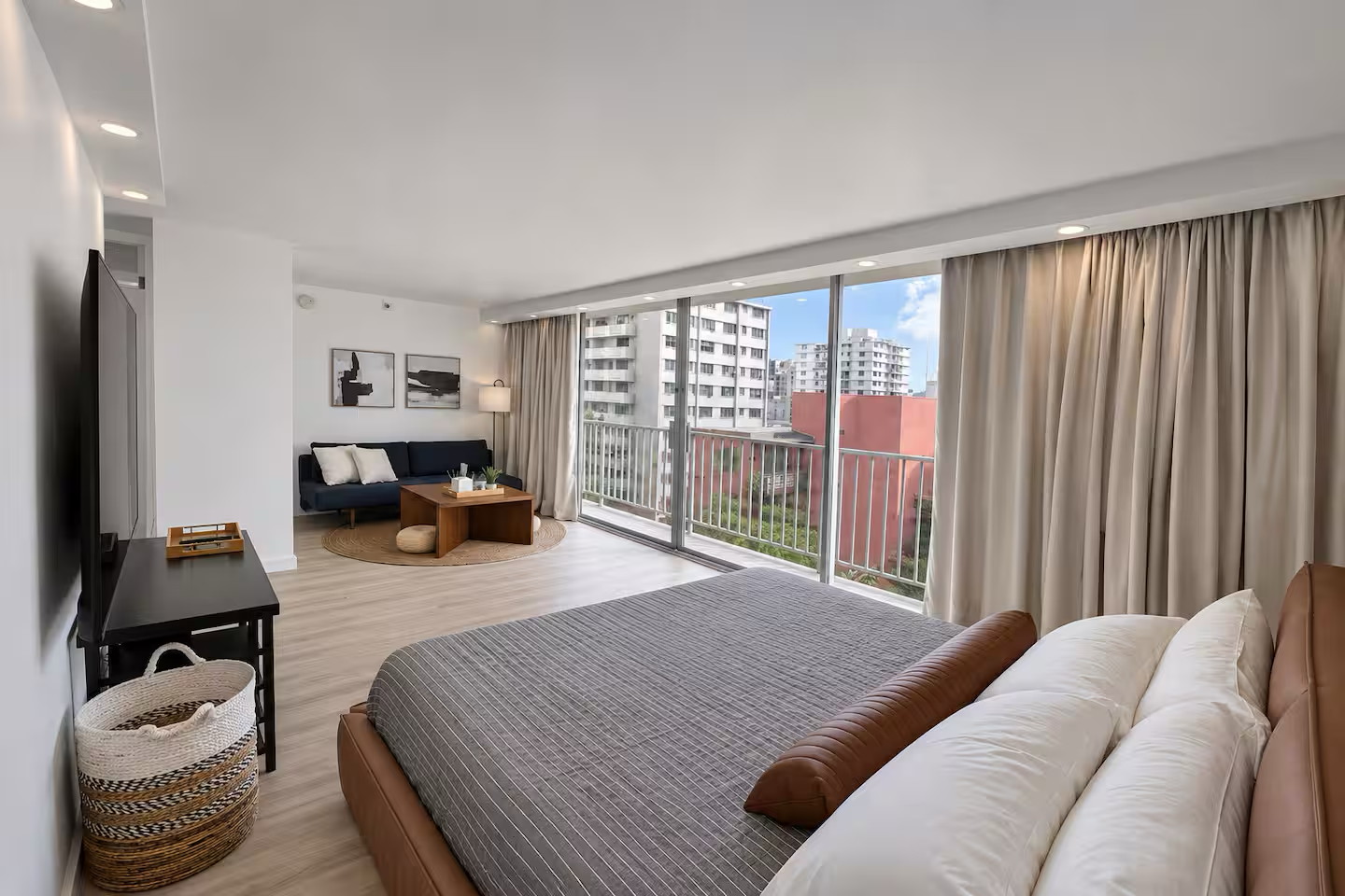 Walk to the beach!-Cozy Renovated Waikiki Studio~
