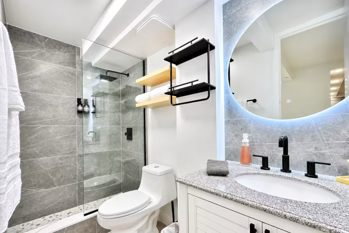 Walk to the beach!-Cozy Renovated Waikiki Studio~