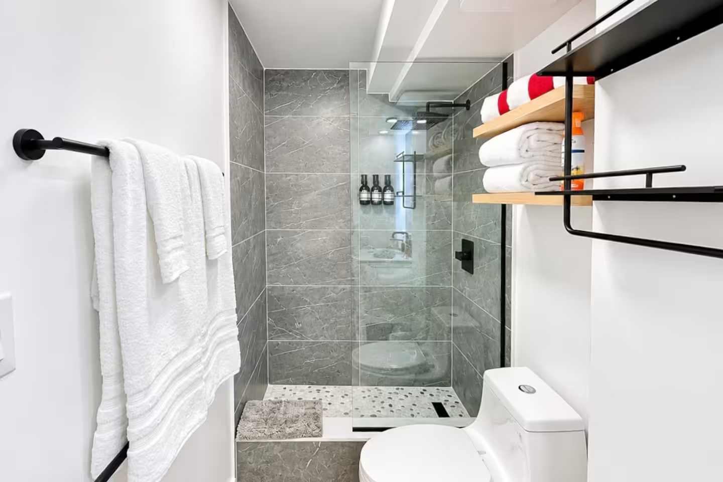 Walk to the beach!-Cozy Renovated Waikiki Studio~
