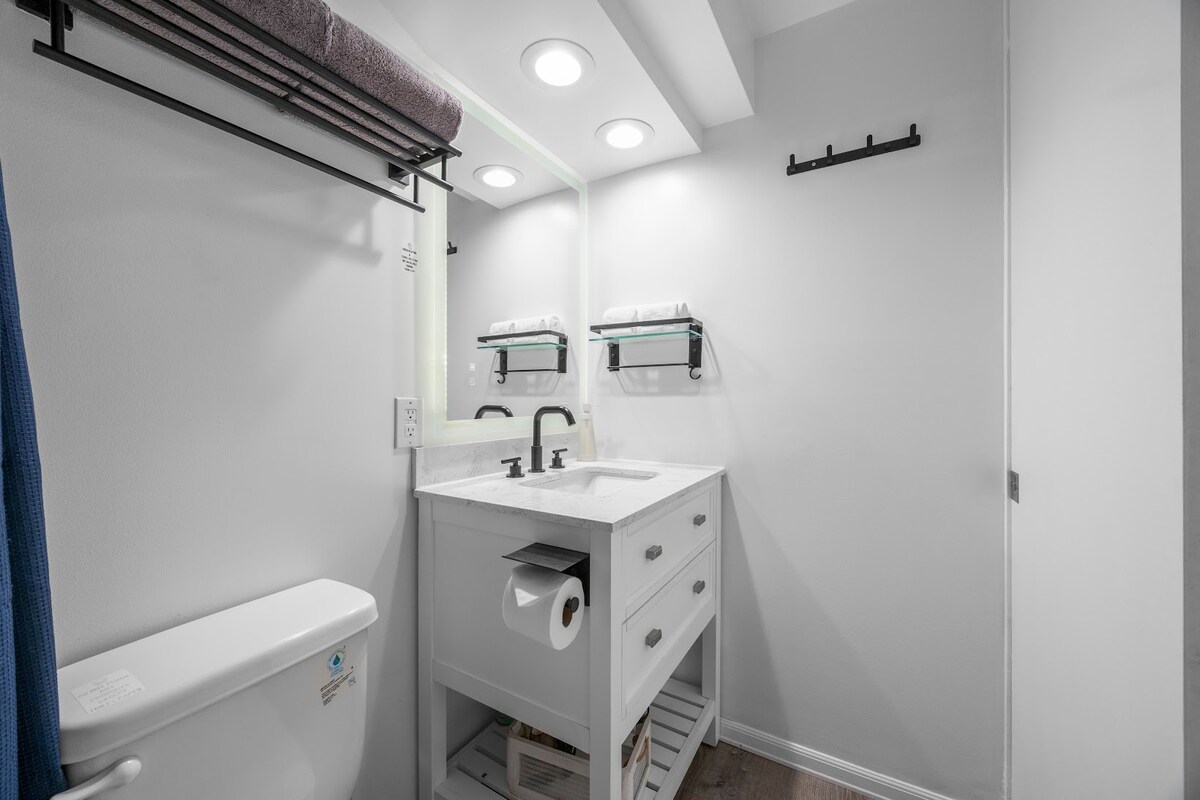 26FL-Renovated Modern & Chic King Studio-Waikiki
