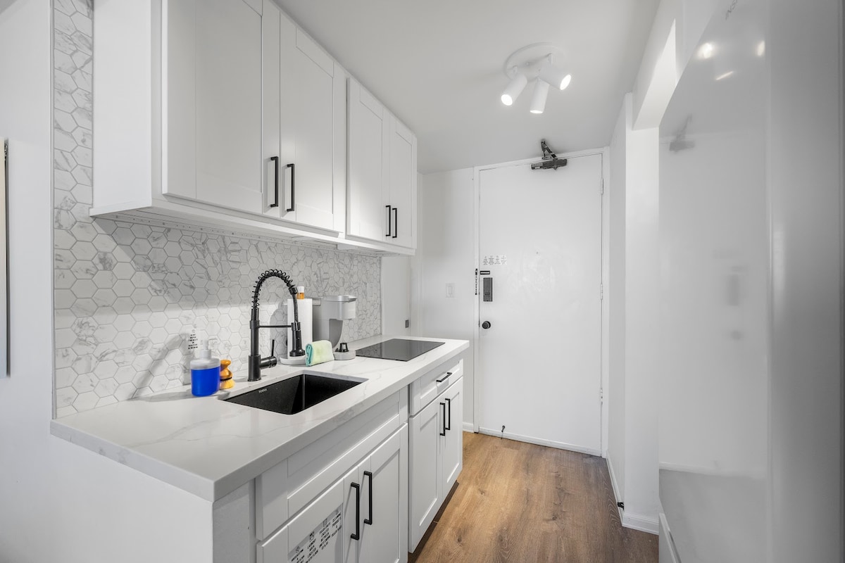 26FL-Renovated Modern & Chic King Studio-Waikiki