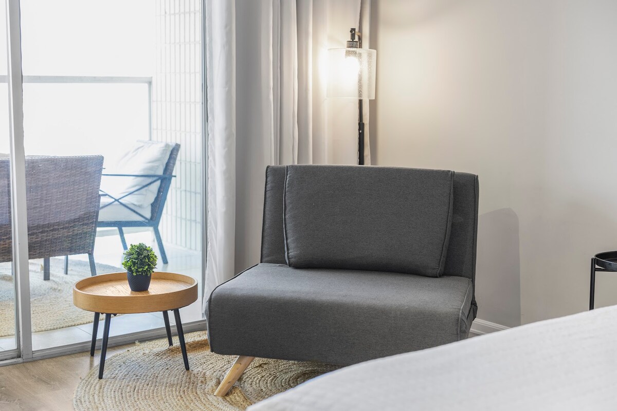 26FL-Renovated Modern & Chic King Studio-Waikiki