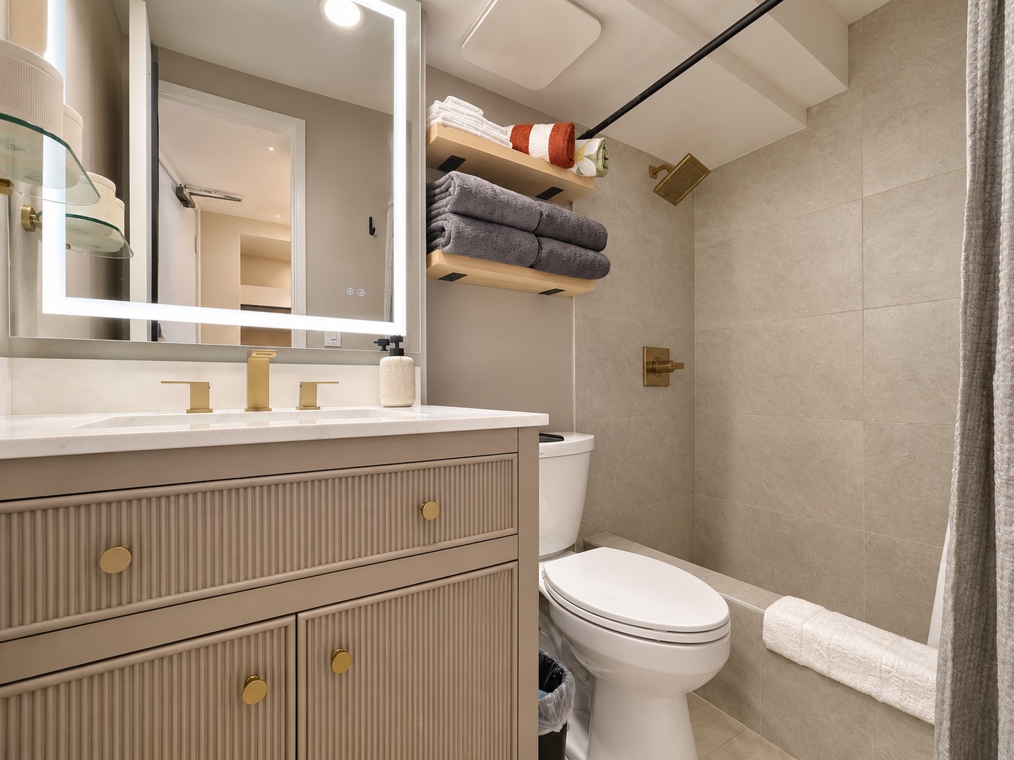 19F-Stunning Modern Studio/2 Queens-Waikiki Beach~