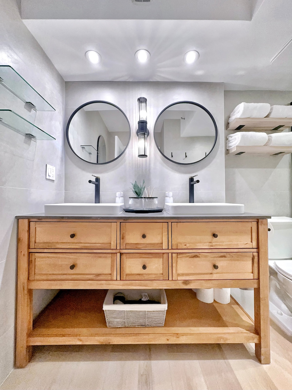 25FL-Upscale Ultra Modern-Premium 1BR W/Parking