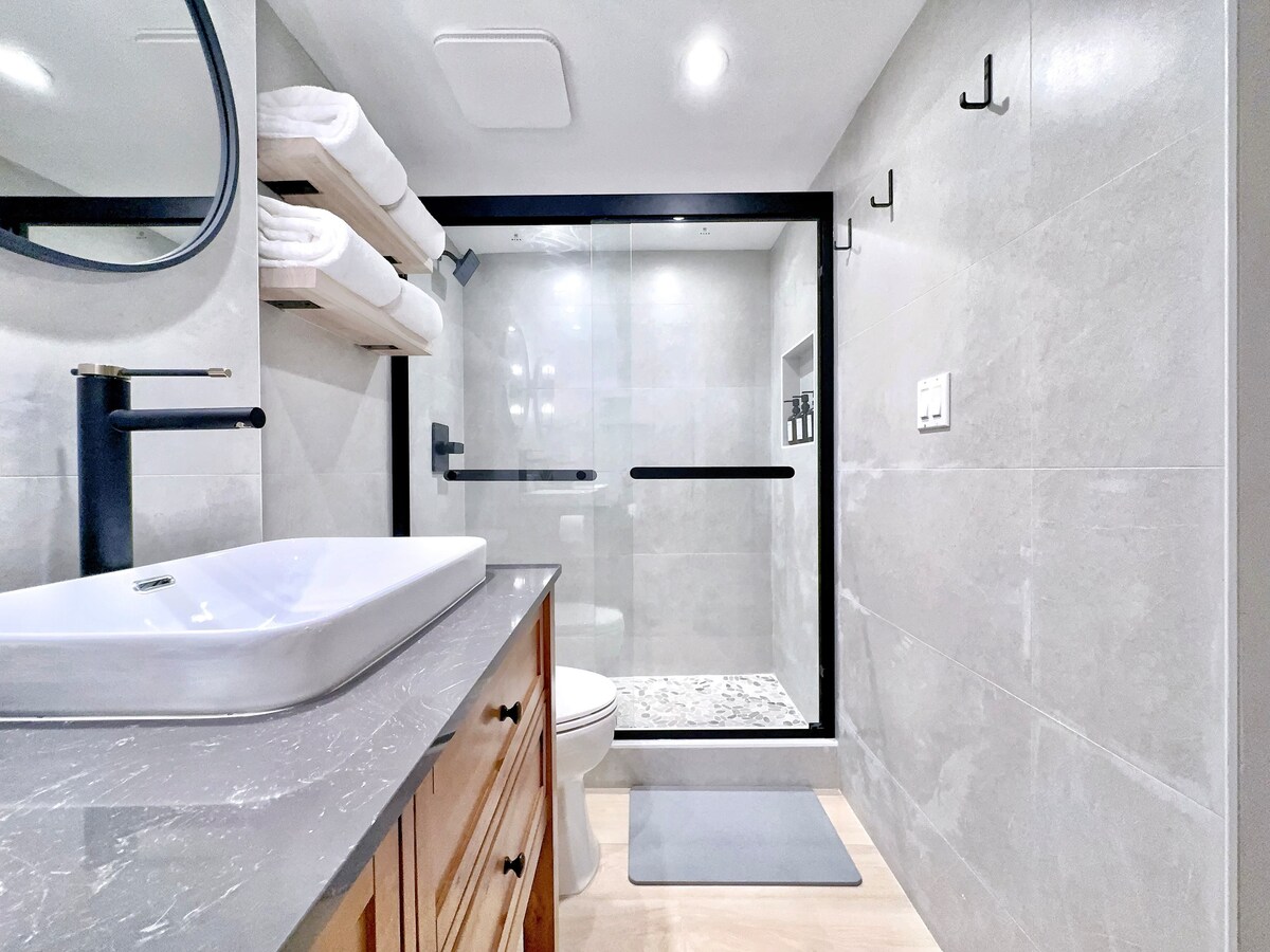 25FL-Upscale Ultra Modern-Premium 1BR W/Parking