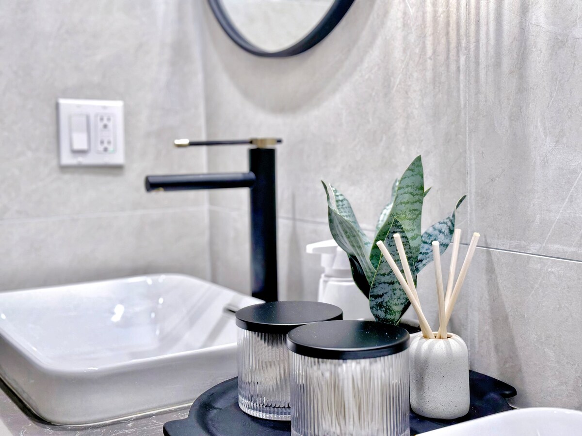 25FL-Upscale Ultra Modern-Premium 1BR W/Parking