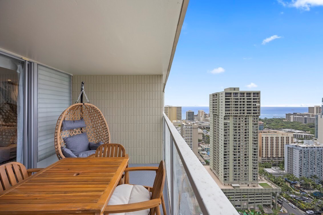 39F-Stunning High-FL Studio w/Ocean & City Views