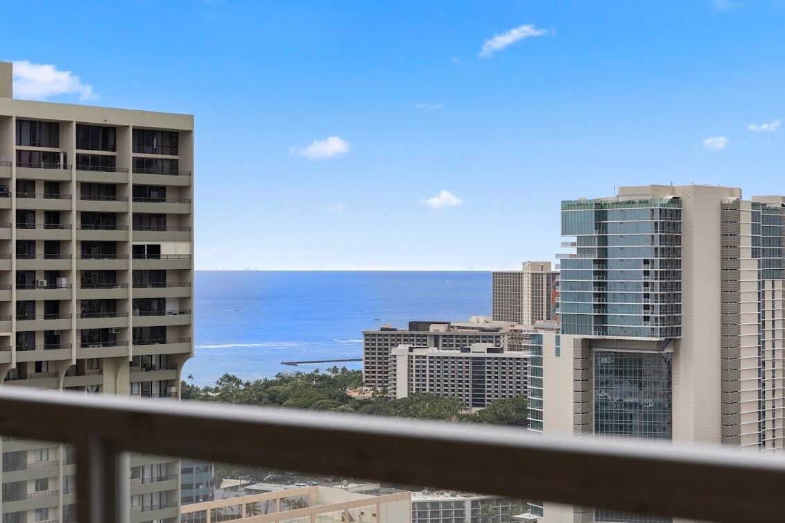 39F-Stunning High-FL Studio w/Ocean & City Views