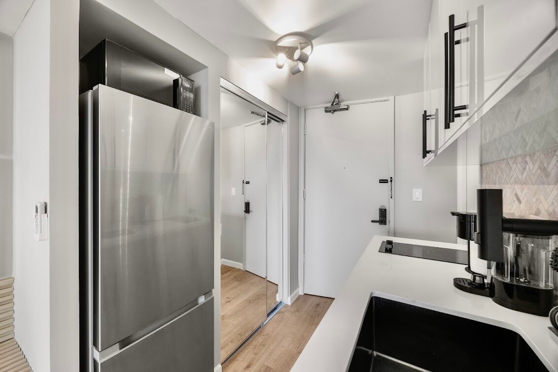39F-Stunning High-FL Studio w/Ocean & City Views