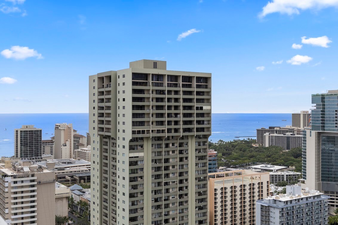 39F-Stunning High-FL Studio w/Ocean & City Views