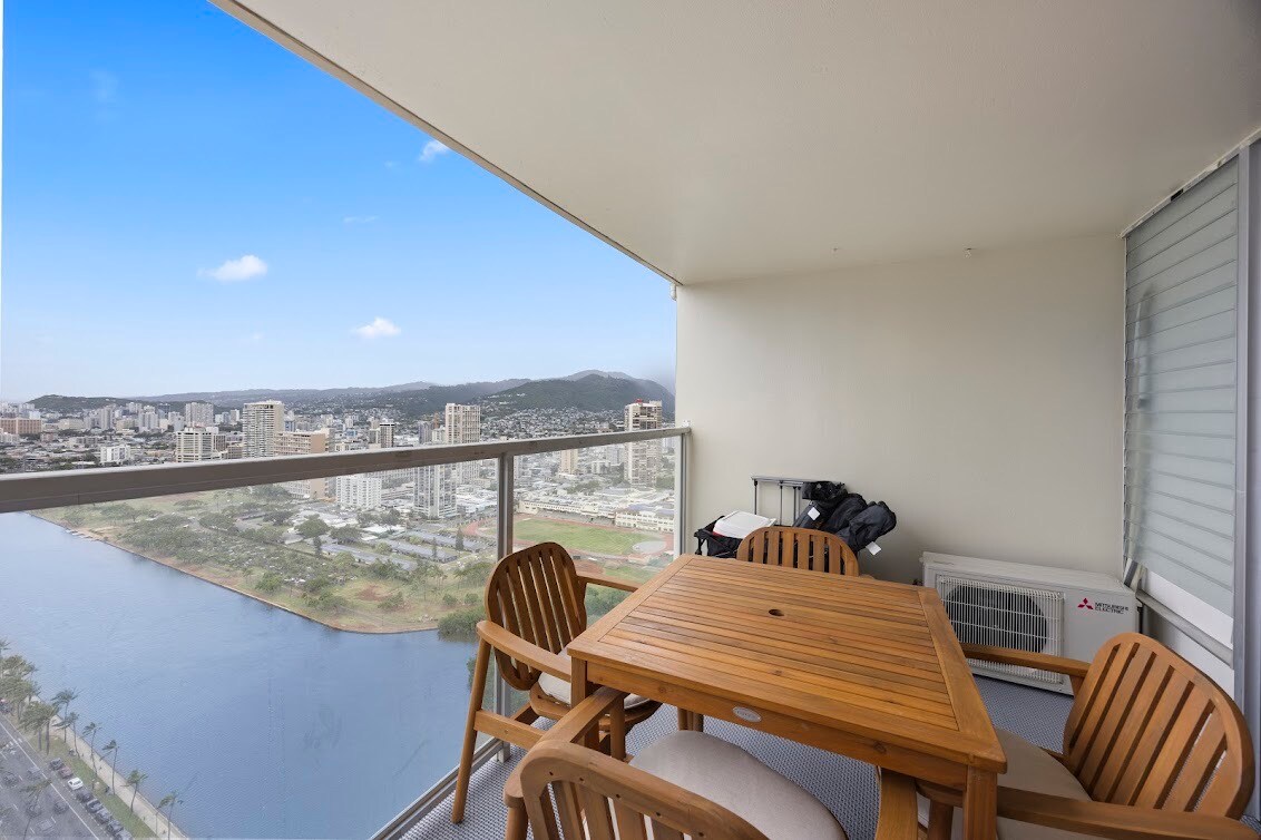 39F-Stunning High-FL Studio w/Ocean & City Views