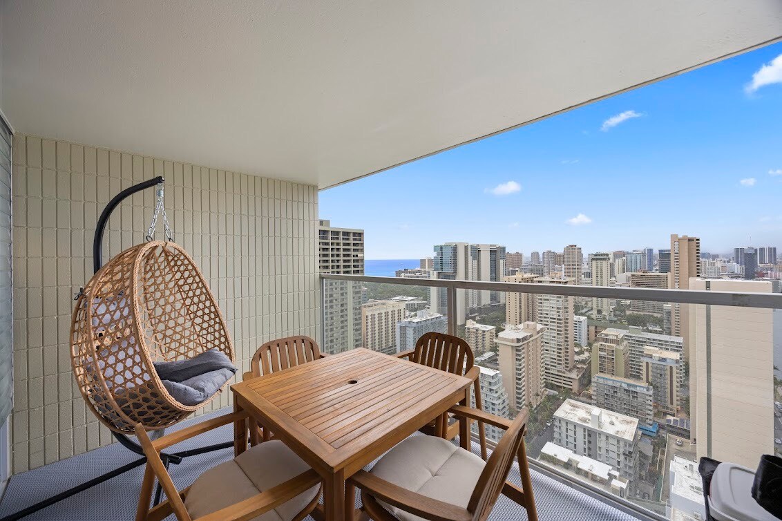 39F-Stunning High-FL Studio w/Ocean & City Views