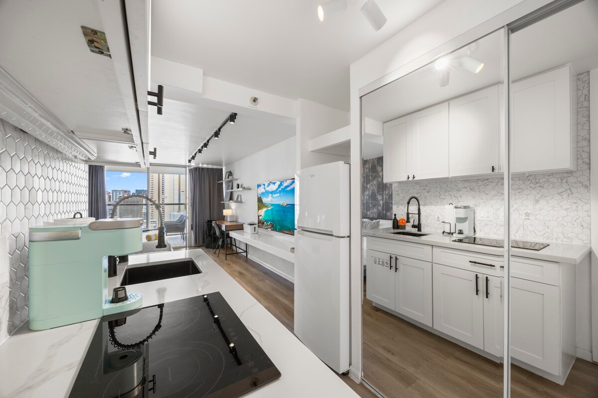 23F-Devine Studio w/2 Queens in Central Waikiki