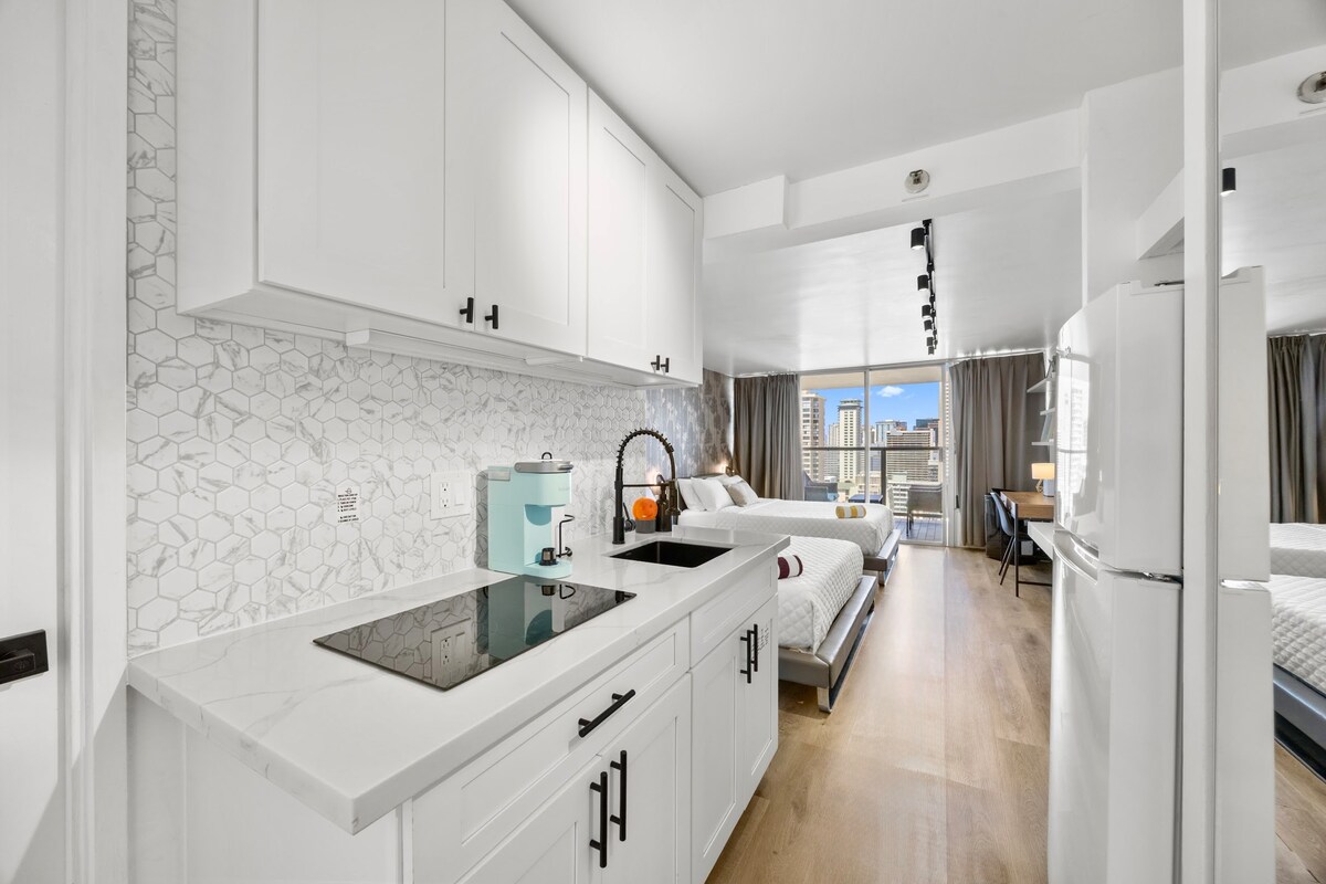 23F-Devine Studio w/2 Queens in Central Waikiki