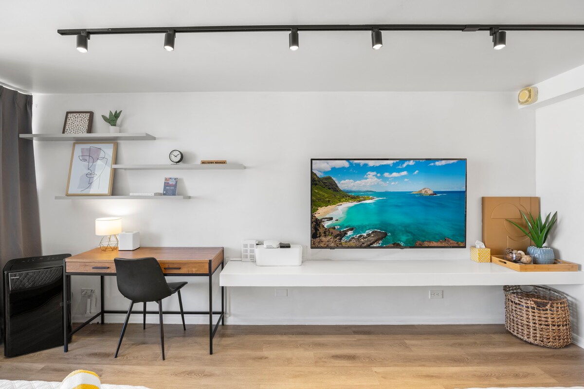 23F-Devine Studio w/2 Queens in Central Waikiki