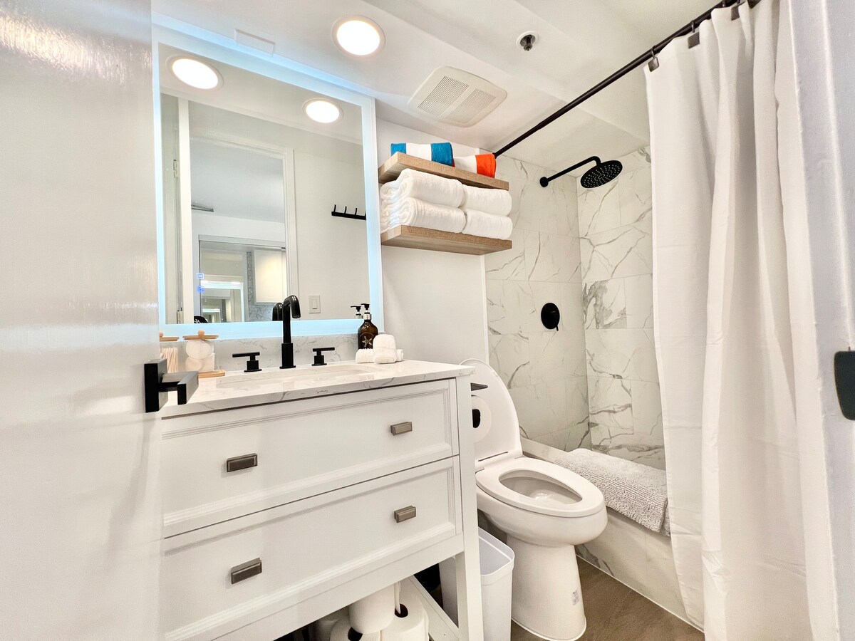 23F-Devine Studio w/2 Queens in Central Waikiki