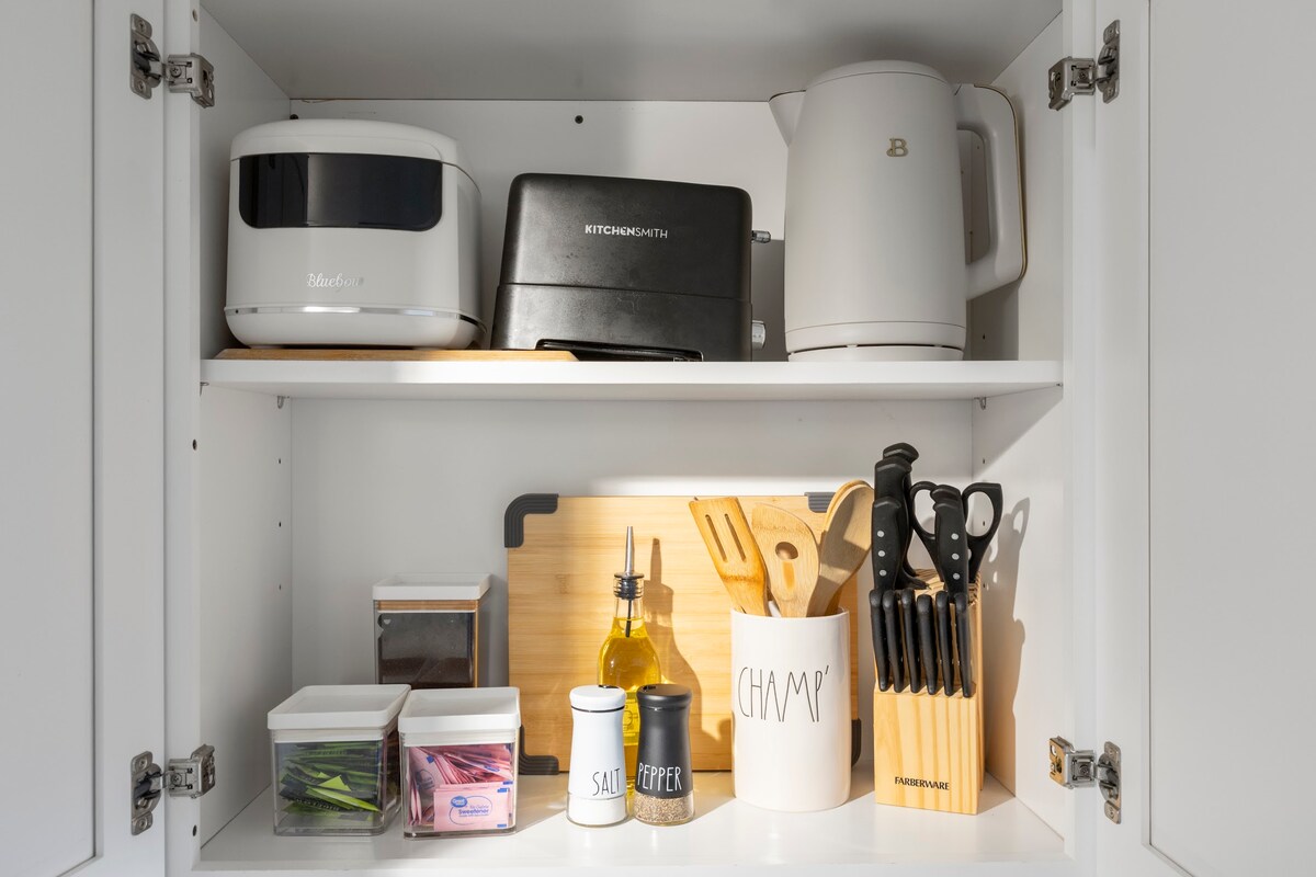 23F-Devine Studio w/2 Queens in Central Waikiki