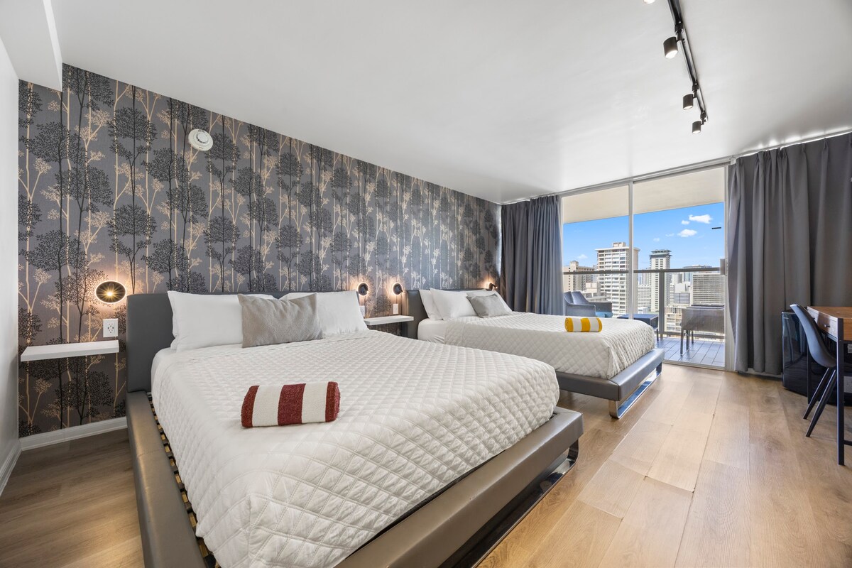 23F-Devine Studio w/2 Queens in Central Waikiki
