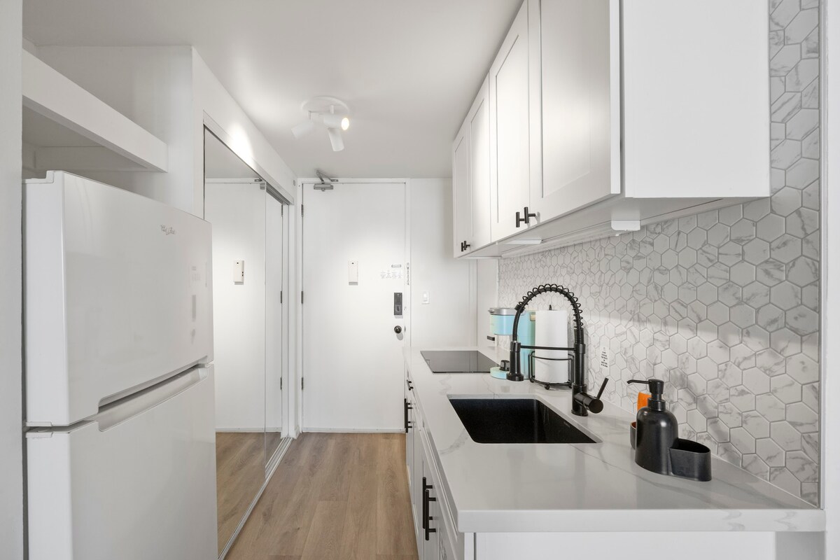 23F-Devine Studio w/2 Queens in Central Waikiki