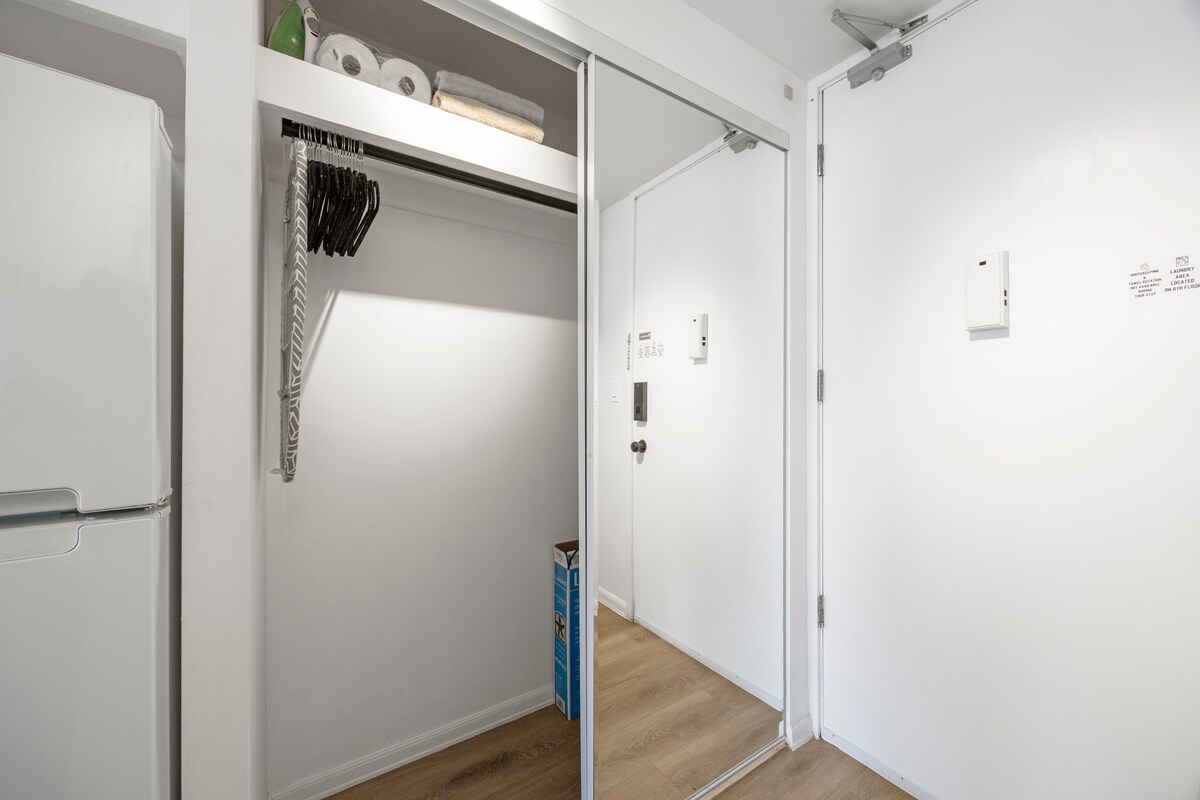 23F-Devine Studio w/2 Queens in Central Waikiki