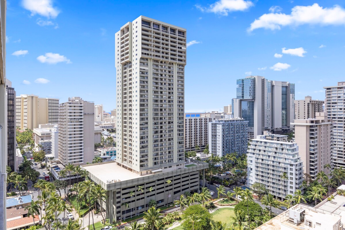 23F-Devine Studio w/2 Queens in Central Waikiki