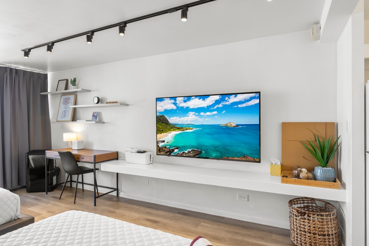 23F-Devine Studio w/2 Queens in Central Waikiki