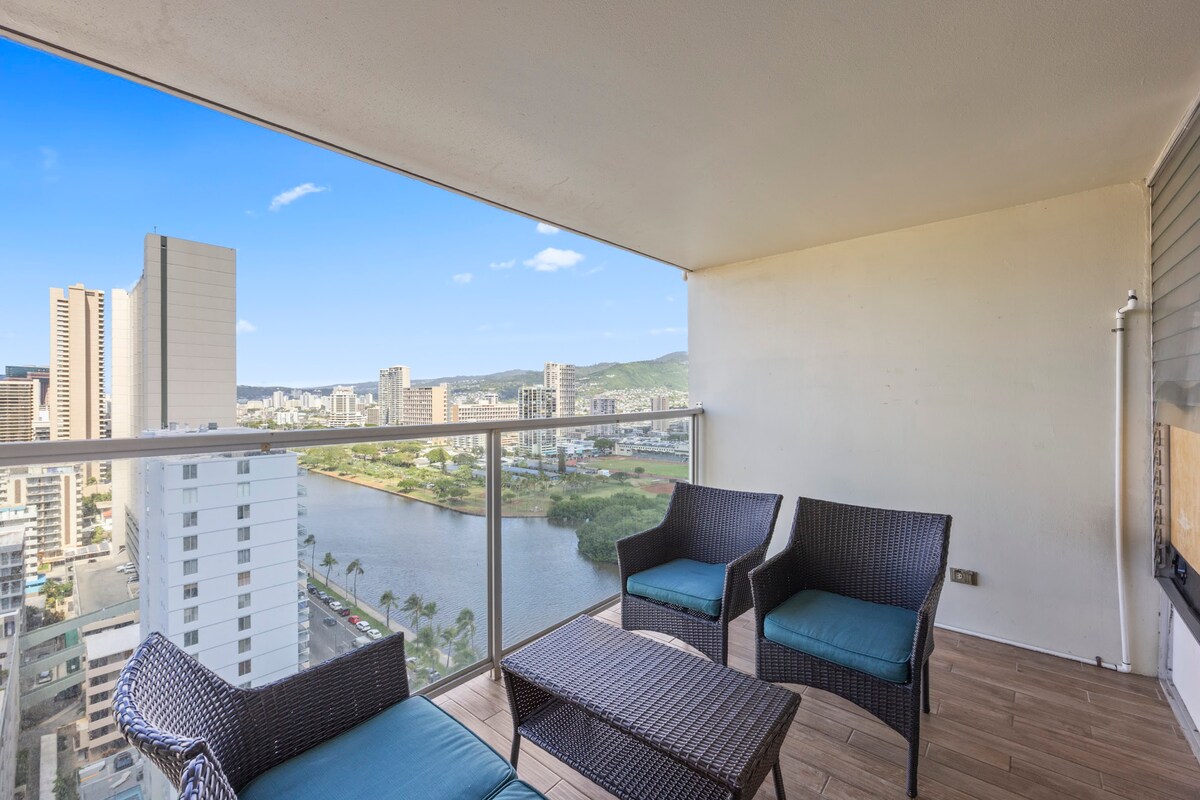 23F-Devine Studio w/2 Queens in Central Waikiki