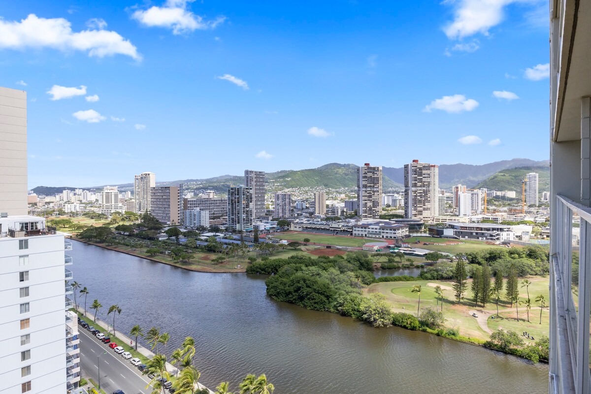 23F-Devine Studio w/2 Queens in Central Waikiki