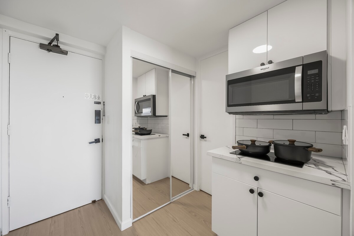 33F-High Floor Studio w/Diamond Head & Ocean Views